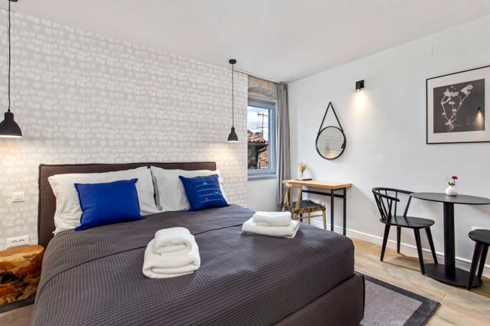 Image No.9-6 Bed Property for sale