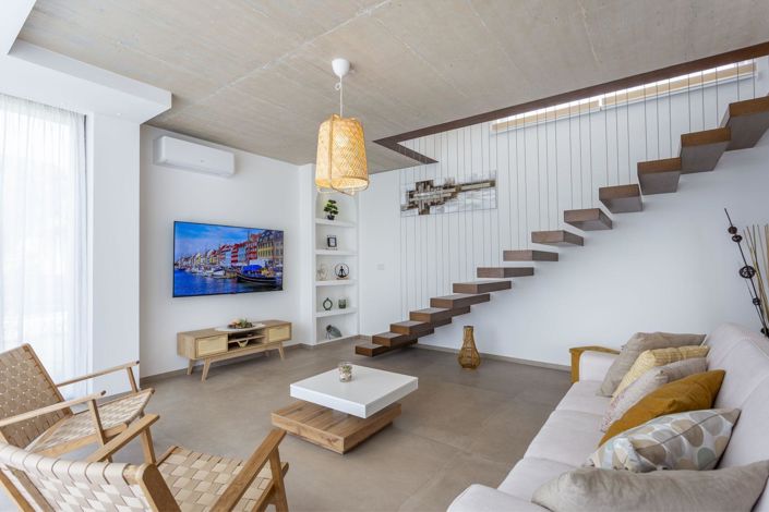 Image No.10-3 Bed Property for sale