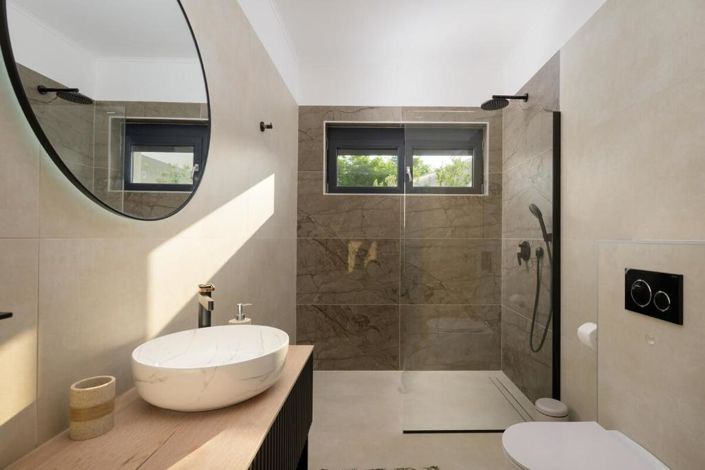 Image No.10-3 Bed Property for sale