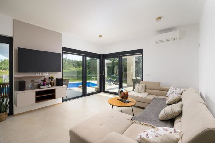 Image No.11-3 Bed Property for sale