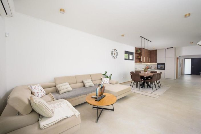 Image No.17-3 Bed Property for sale