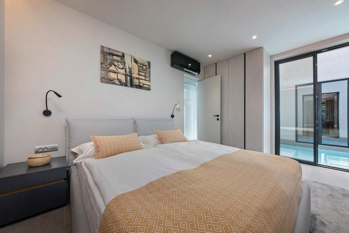 Image No.20-4 Bed Property for sale