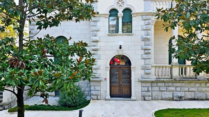 Image No.16-14 Bed Property for sale