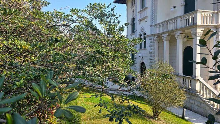 Image No.17-14 Bed Property for sale