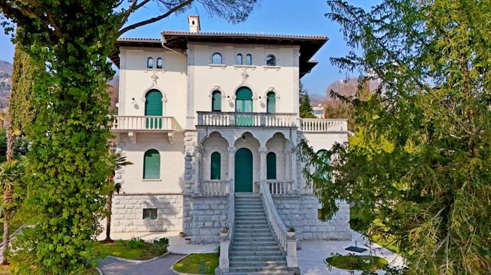 Image No.4-14 Bed Property for sale