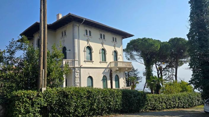 Image No.6-14 Bed Property for sale