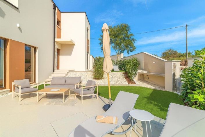 Image No.10-3 Bed Property for sale