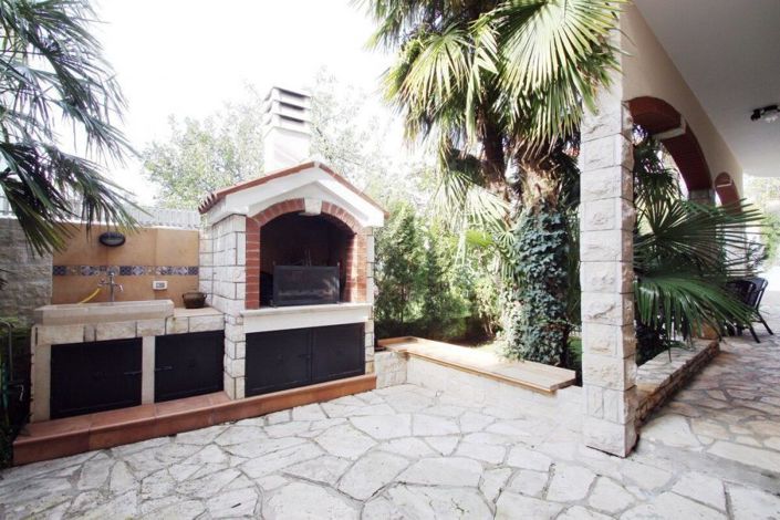 Image No.10-8 Bed Property for sale