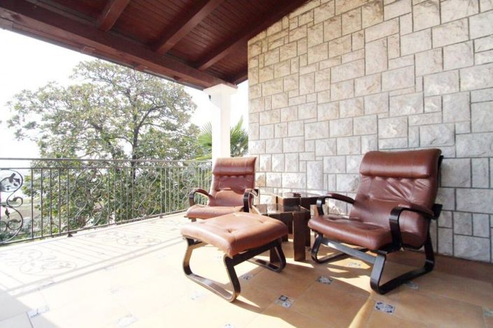 Image No.11-8 Bed Property for sale