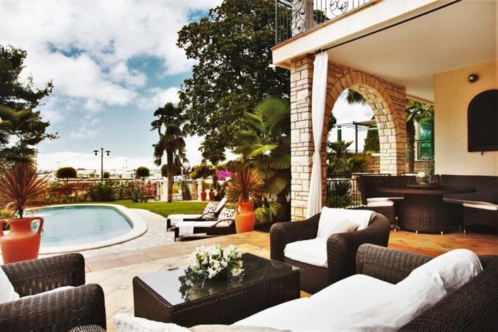 Image No.6-8 Bed Property for sale