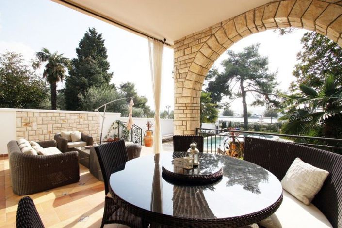 Image No.8-8 Bed Property for sale