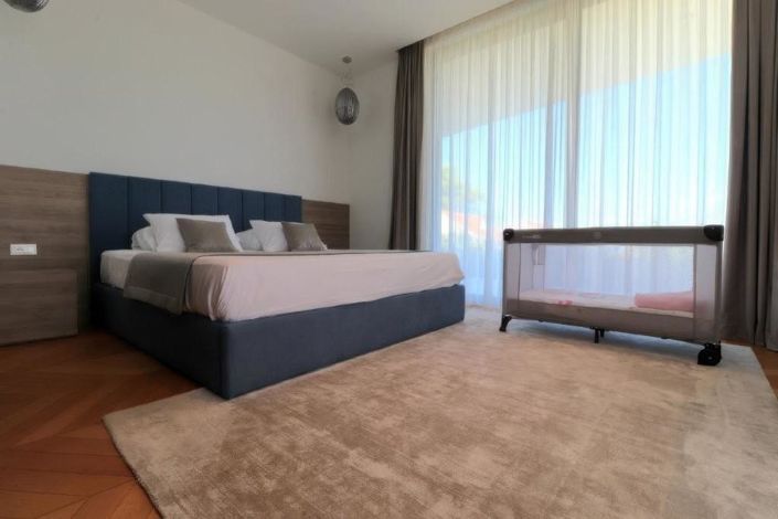 Image No.10-4 Bed Property for sale