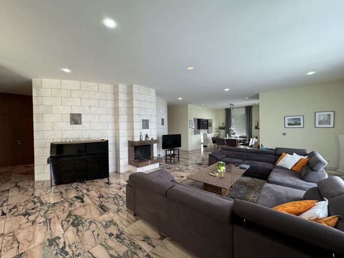 Image No.10-5 Bed Property for sale