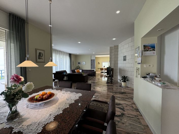 Image No.11-5 Bed Property for sale