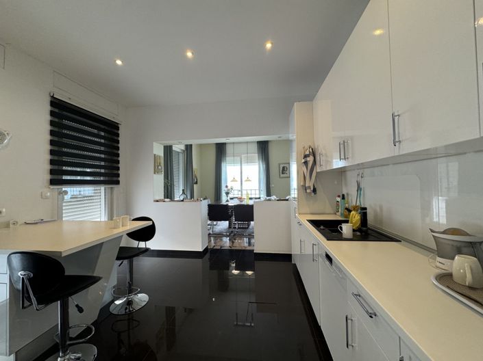 Image No.12-5 Bed Property for sale