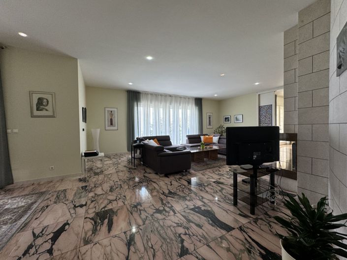 Image No.17-5 Bed Property for sale