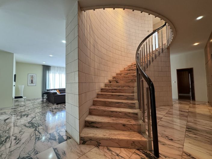 Image No.18-5 Bed Property for sale