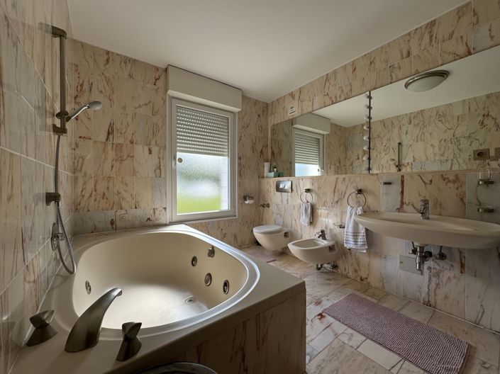 Image No.24-5 Bed Property for sale