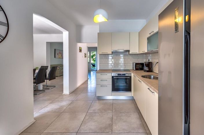 Image No.11-6 Bed Property for sale