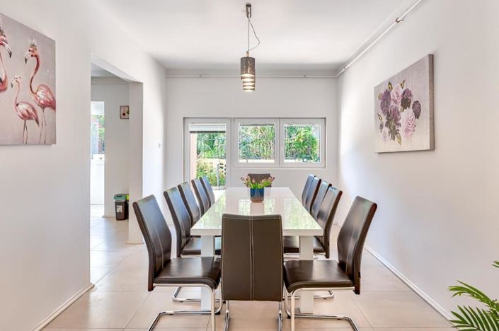 Image No.12-6 Bed Property for sale