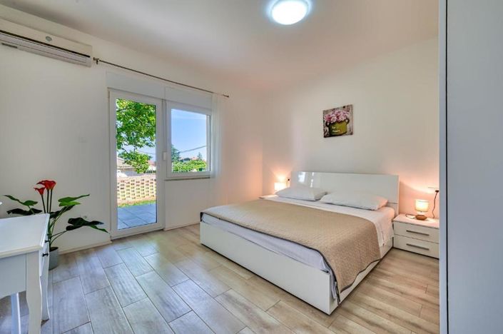 Image No.13-6 Bed Property for sale