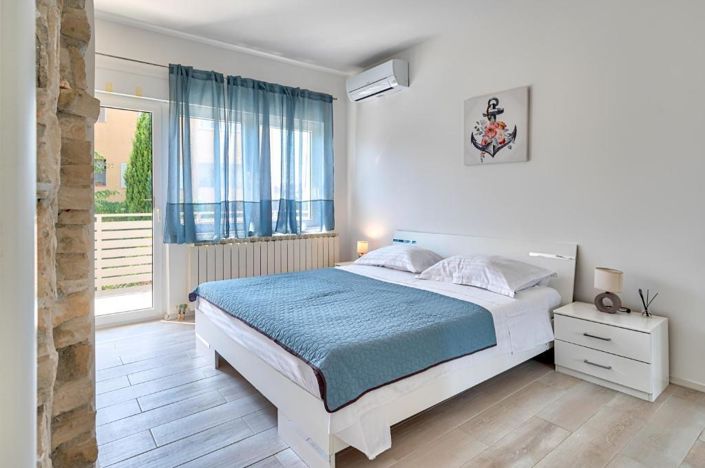 Image No.15-6 Bed Property for sale