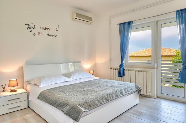 Image No.16-6 Bed Property for sale