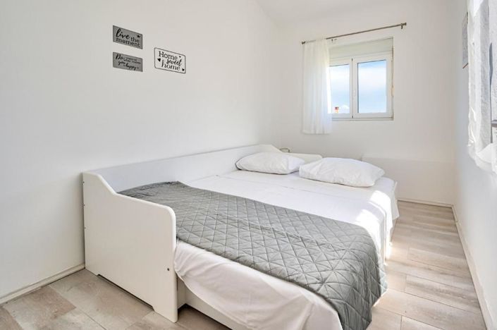 Image No.17-6 Bed Property for sale