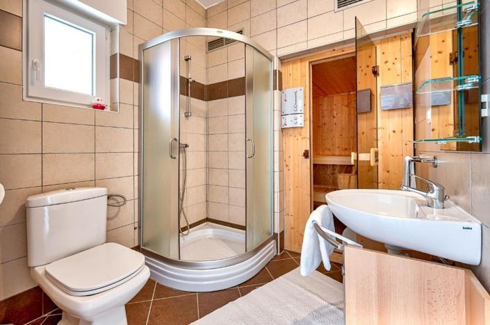 Image No.18-6 Bed Property for sale