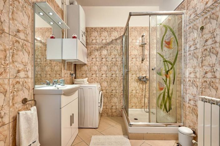 Image No.19-6 Bed Property for sale