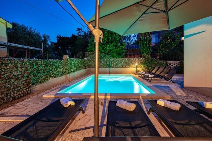 Image No.6-6 Bed Property for sale