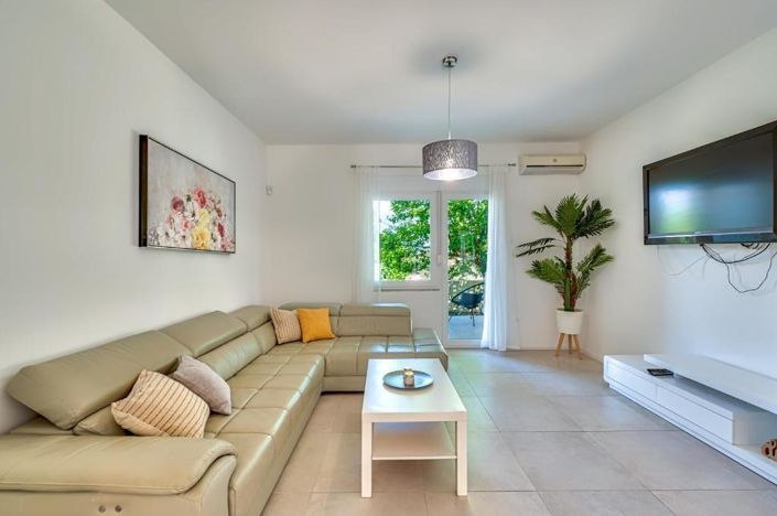 Image No.8-6 Bed Property for sale