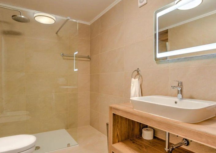 Image No.18-5 Bed Property for sale