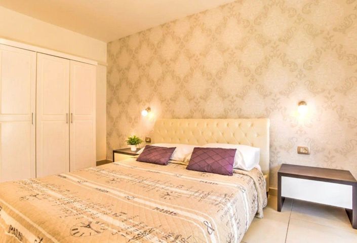 Image No.19-5 Bed Property for sale