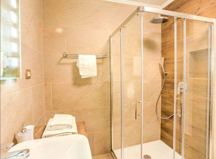 Image No.20-5 Bed Property for sale