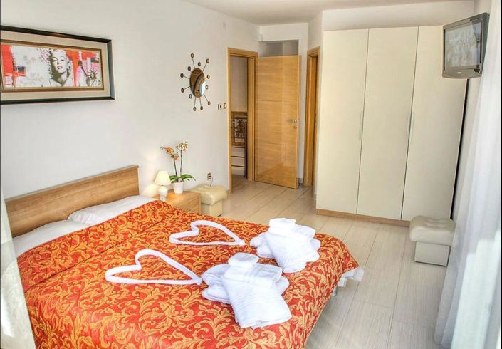 Image No.21-5 Bed Property for sale