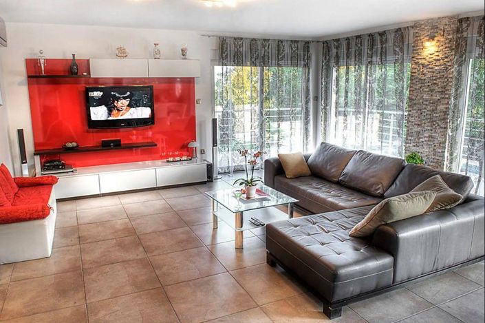 Image No.9-5 Bed Property for sale