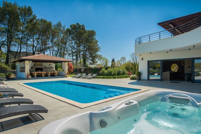 Image No.2-5 Bed Property for sale