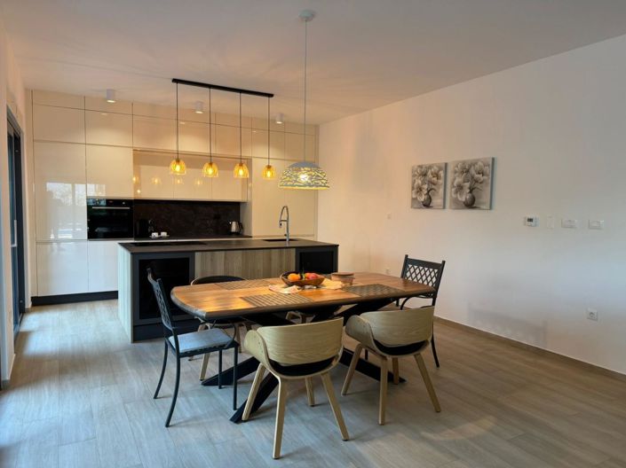 Image No.4-4 Bed Property for sale