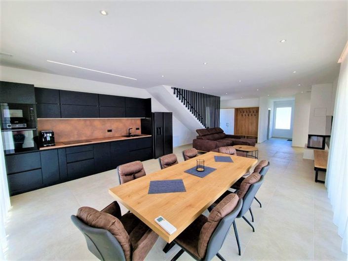 Image No.10-4 Bed Property for sale