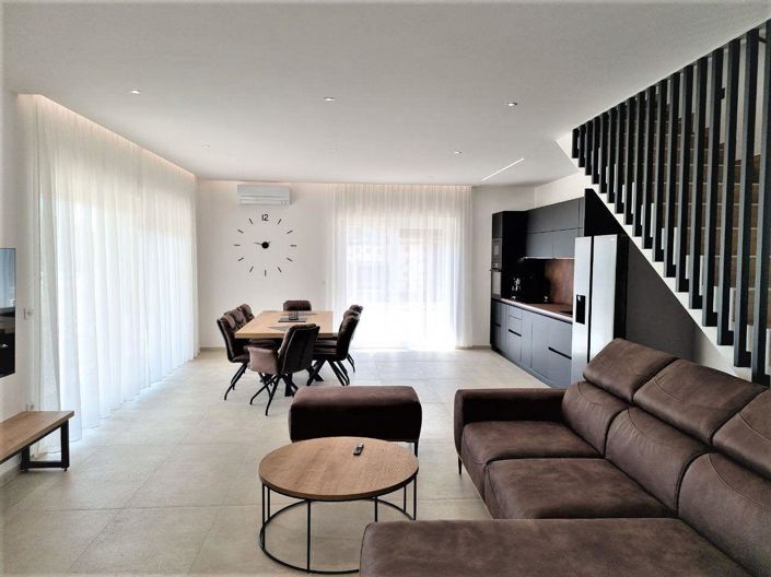 Image No.11-4 Bed Property for sale