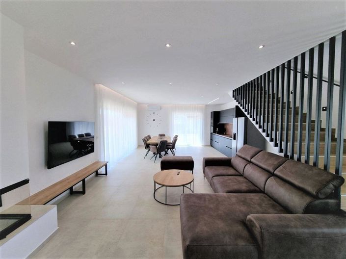 Image No.12-4 Bed Property for sale