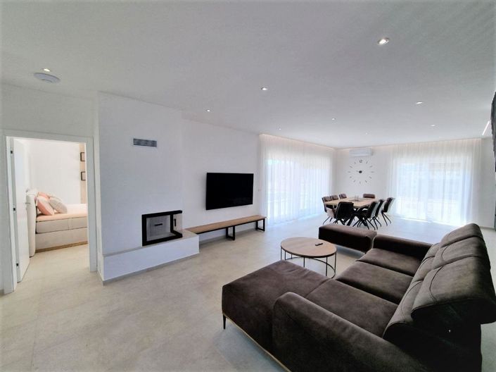 Image No.14-4 Bed Property for sale