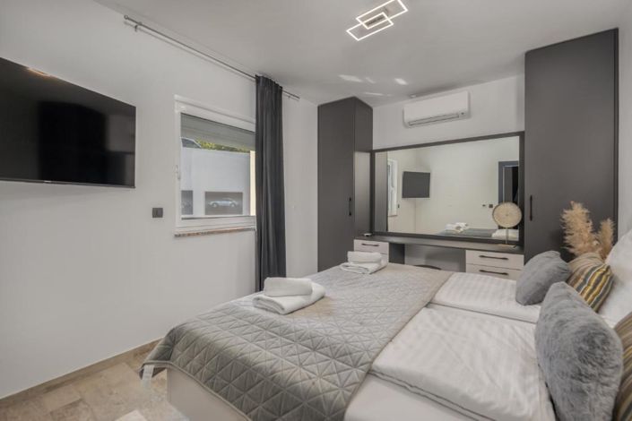 Image No.11-7 Bed Property for sale