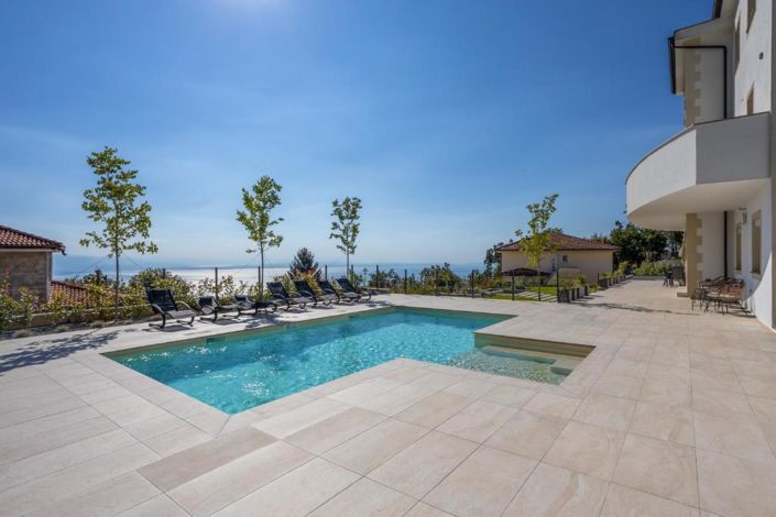 Image No.15-7 Bed Property for sale