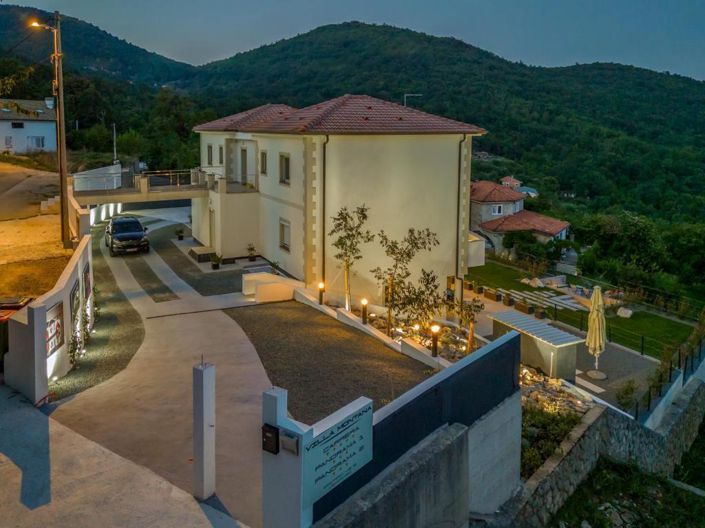 Image No.20-7 Bed Property for sale