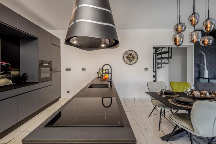 Image No.22-7 Bed Property for sale