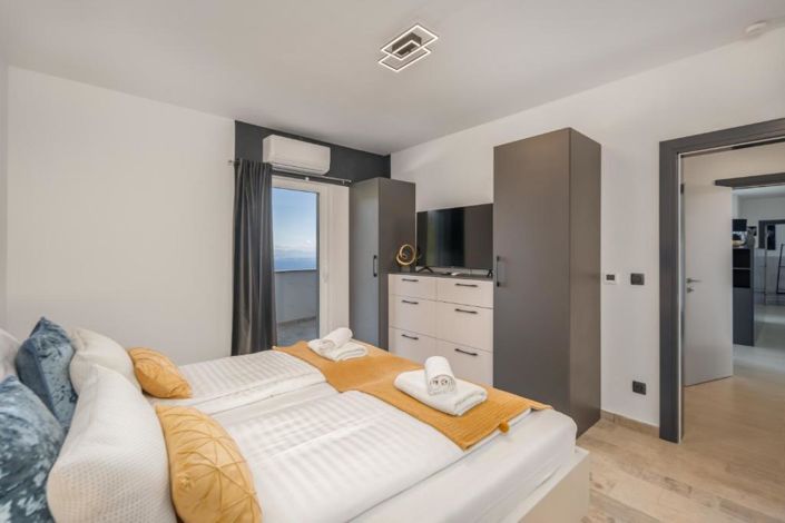 Image No.24-7 Bed Property for sale