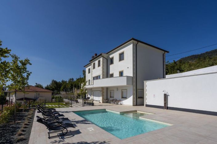 Image No.4-7 Bed Property for sale