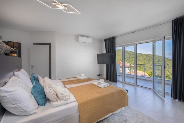 Image No.8-7 Bed Property for sale